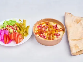 Hummus House 200 gram w zestawie  z pitą i warzywami