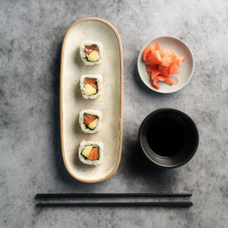 California Krewetka w tempurze, majonez, por, tatar z łososia, jalapeno