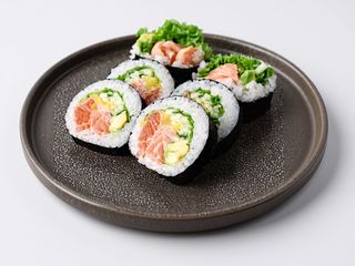 Futomaki ceviche z łososia