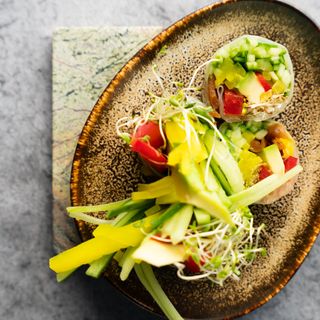 Spring rolls ze świeżymi warzywami (4 szt. - 105 kcal) 