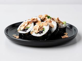 Futomaki pieczone Węgorz w panko, sos słodki Kabayaki, prażone migdały