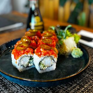 California Krewetka w tempurze, majonez, por, tatar z łososia, jalapeno