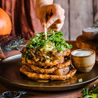 Koła Młyńskie (3x placek po 100 g,sos 150 g,ogórki 40 g,śmietana 50 g,porcja 600 g)