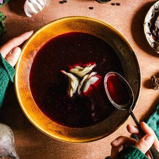 Zupa Barszcz czerwony 300ml (3 szt uszek z kapusta i grzybami 1 szt 20g)