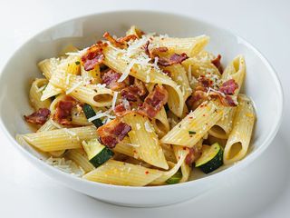 Makaron z boczkiem i cukinią