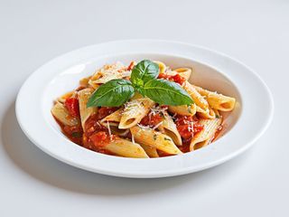 Makaron w sosie pomidorowym z kurczakiem