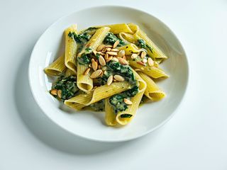 Makaron z sosem szpinakowym i prażonym słonecznikiem