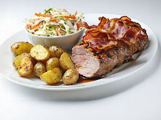 Schab z grillowanym boczkiem, ziemniaki, surówka