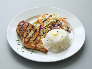 Pierś z kurczaka z grilla, ryż, surówka