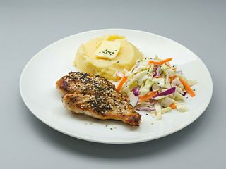 Pierś w sezamie, ziemniaki, surówka