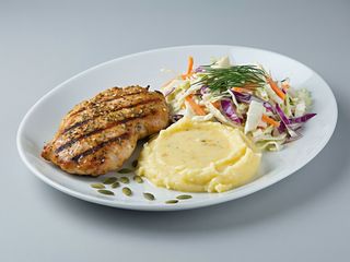 Pierś w słoneczniku, ziemniaki, surówka