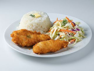 Pierś w chrupiącej panierce, ryż, surówka