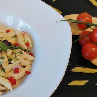 Penne z suszonymi pomidoramii szpinakiem