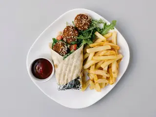 ROLLO FALAFEL + FRYTKI 150g