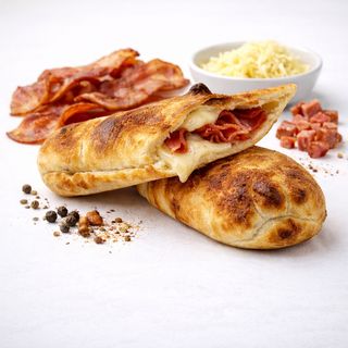 Paluch chlebowy nadziany boczkiem i serem 1szt