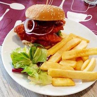 Korean burger z frytkami staekhouse (100g) i surówką i mixem sałat