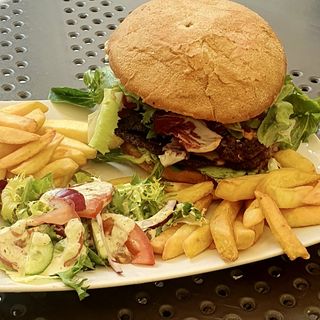 Smash burger z frytkami steakhouse (2x80g) i mixem sałat lub surówką