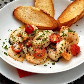 Krewetki na maśle z pomidorkami koktajlowymi