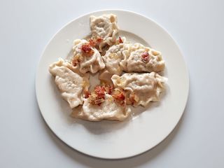 Pierogi ruskie 6 szt. ze śmietaną