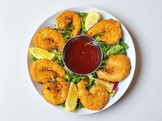 Chrupiące krewetki w panierce panko podane z sosem słodkim chilli