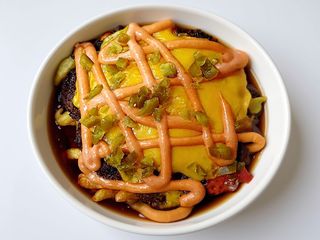 Kubełek ze smashowanym burgerem z serem cheddari frytkami