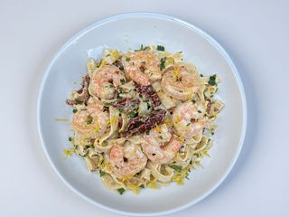 Tagliatelle z krewetkami z suszonymi pomidorami