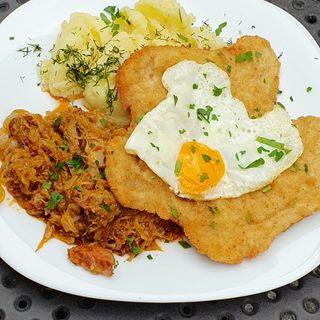 Pyzy z mięsem z okrasą i surówką + zupa