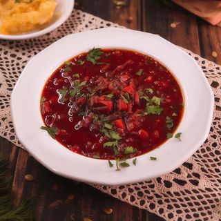 Barszcz ukraiński wegański podawany z zapiekanymi ziemniaczkami