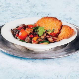 Wątróbka z plackami i owocami leśnymi