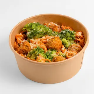 Spaghetti z marchewki, sos bezserowy, brokuły i klopsy batatowe