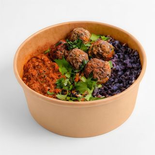 Czarny ryż z sosem tofunese i klopsami jarmużowymi