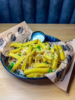 Frytki z parmezanem i sosem