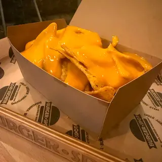 Nachos z sosem serowym cheddar