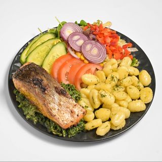 Grillowany łosoś na szpinaku