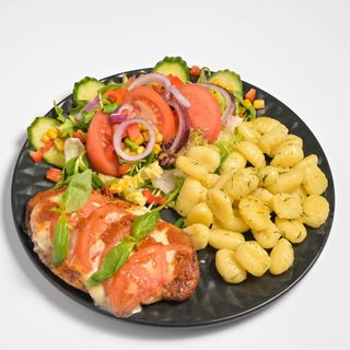 Filet z Kurczaka Zapiekany z Pesto, Pomidorem i Mozzarella