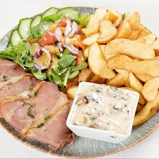 Filet z Kurczaka w Szynce Dojrzewającej na Kremowym Sosie z Pieczarkam