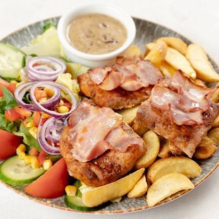 Medaliony z Polędwicy Wieprzowej w Boczku i Cebuli Czerwonej