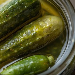Ogórek kiszony z cebulą