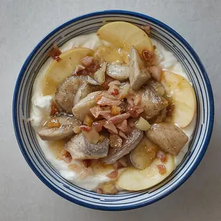 Śledź z cebulą w śmietanie 200g