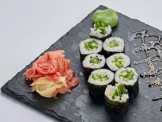 Hosomaki ogórek z sezamem