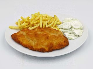 Filet z kurczaka z frytkami i mizerią