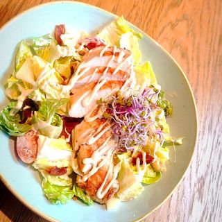 Sałatka cezar z kurczakiem.