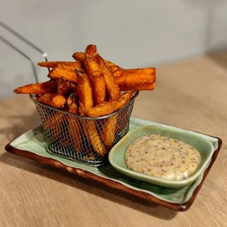 Frytki z batata z sosem miodow-musztardowym 120g