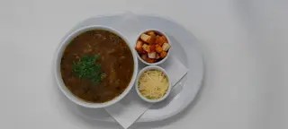 Zupa cebulowa z grzankami i parmezanem