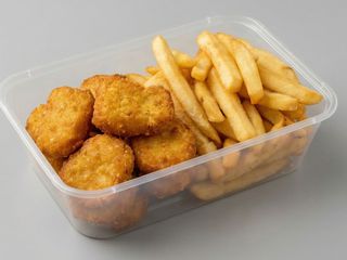 Nuggetsy + frytki + sos