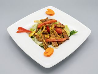  Sałatka z grillowanym kurczakiem