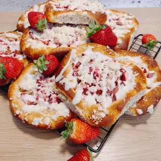 Keto drożdżówki z rabarbarem i truskawkami ( Max. 5 szt. dziennie)