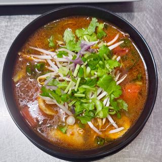 Zupa Tom Yum z kurczakiem na ostro