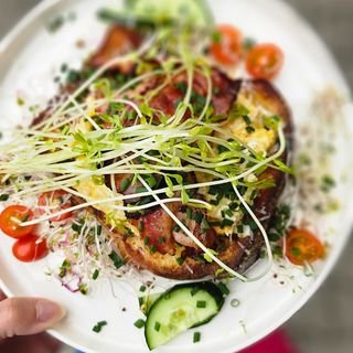 Jajecznica na chałce z boczkiem