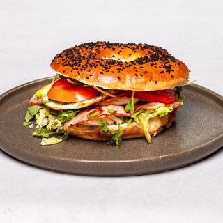 Bajgiel własnego wypieku z boczkeim